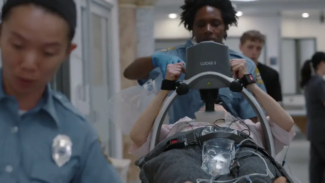 Eintreffen des Rettungsdienstes mit einer 89-jährigen Patientin unter laufender Reanimation (HLW).