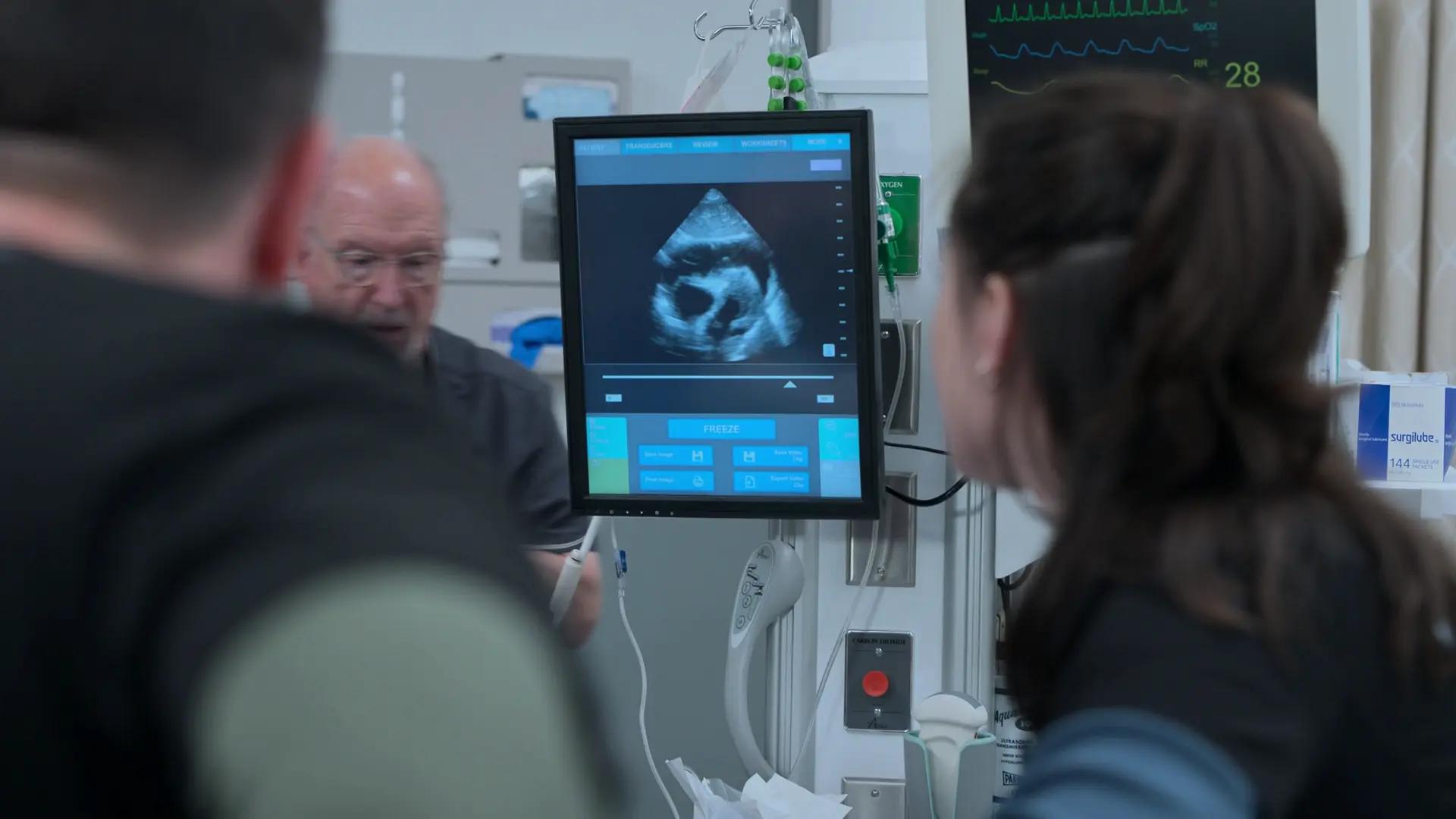 Ultrassom mostrando um derrame pericárdico com colapso do VD.