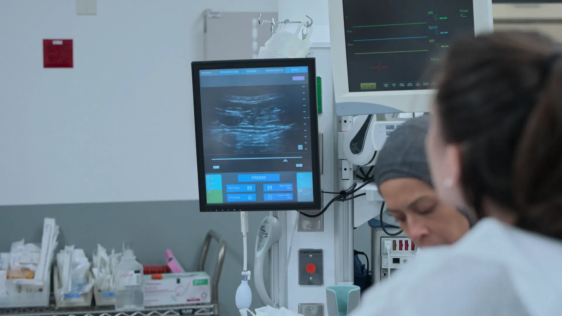 Exame E-FAST inicial à beira do leito.