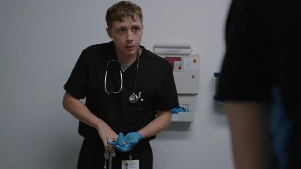 Dennis Whitaker sufriendo una lesión en el dedo durante un código azul (parada cardiorrespiratoria).