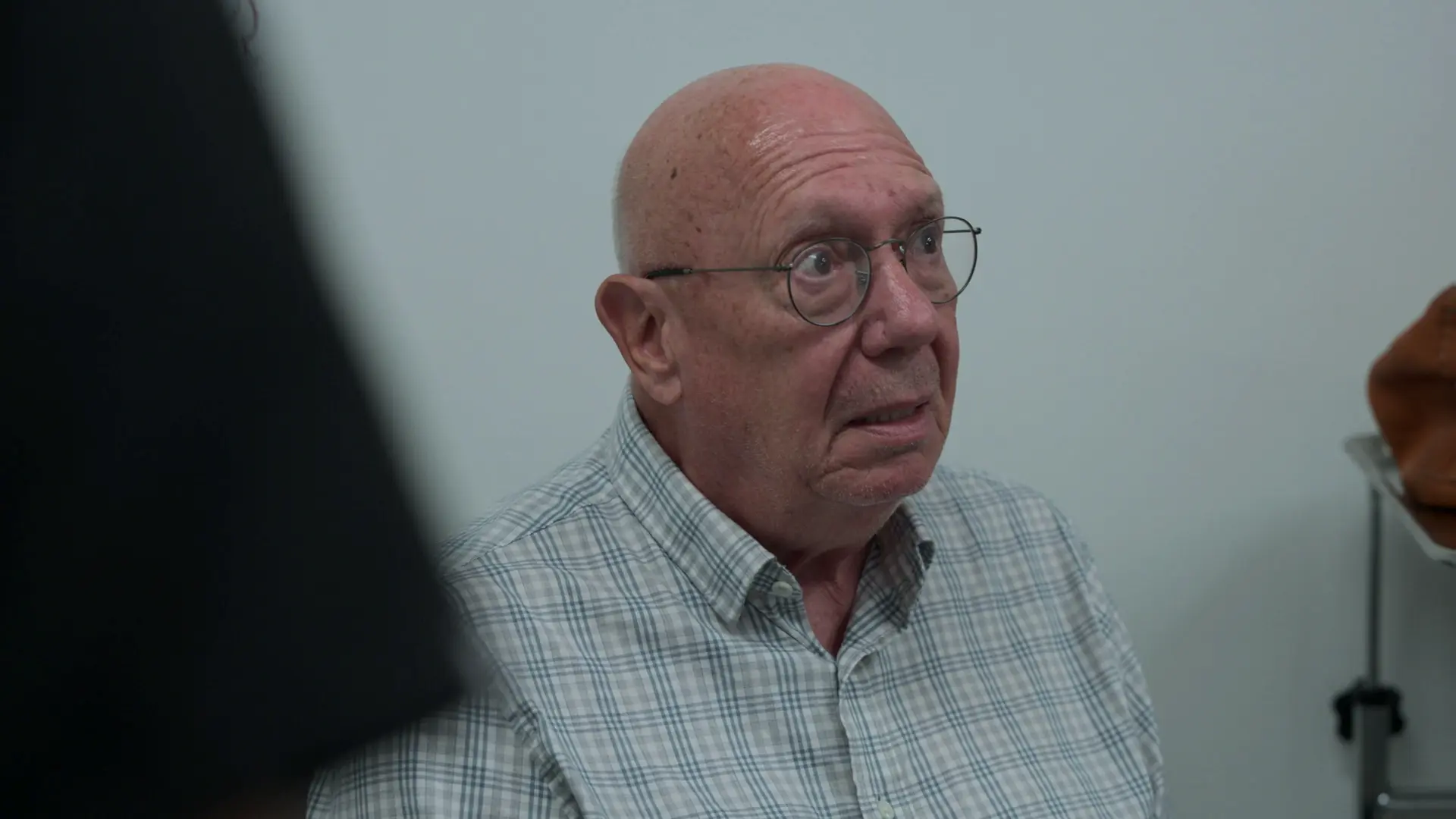 エディに靴を脱ぐよう優しく促すDr. モハン。