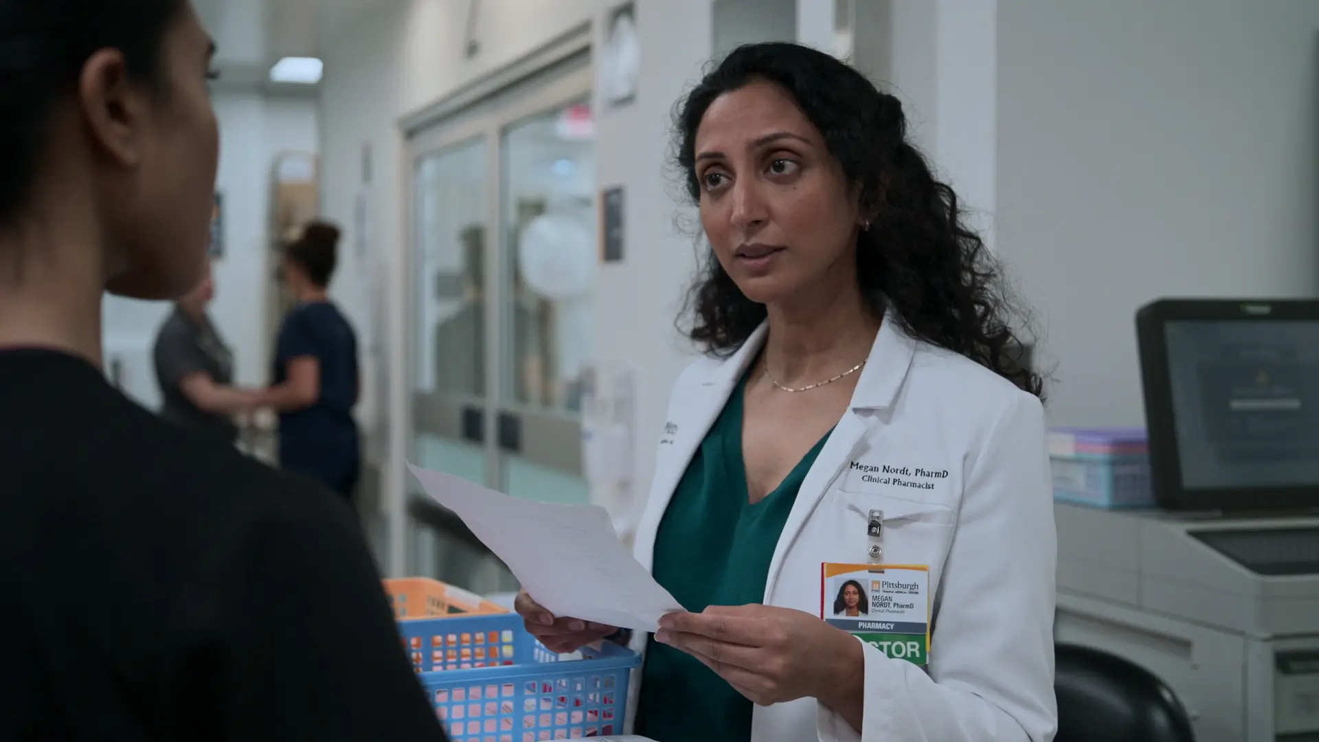 エディの複雑な服薬リストをレビューする臨床薬剤師、メーガン・ノルト（PharmD）。