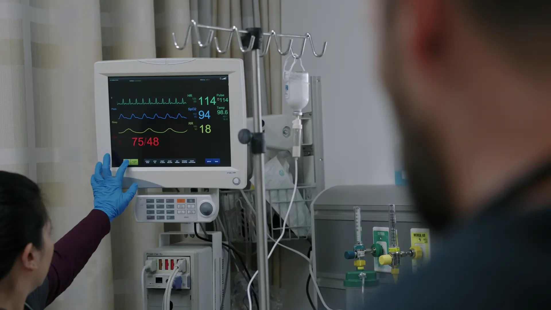 Moniteur patient affichant une chute de la pression artérielle et une mauvaise oxygénation sous FiO2 100 %.