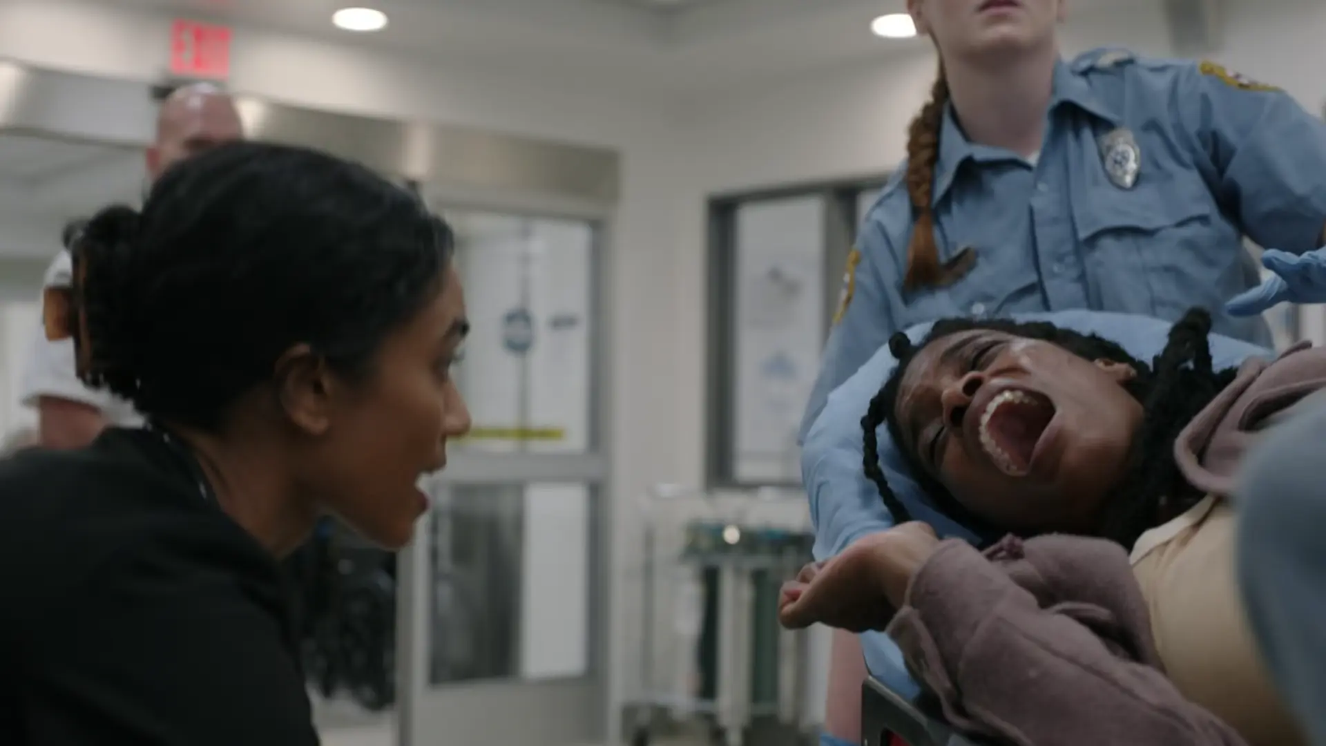 Dr. Mohan versichert der Patientin Sicherheit und ordnet hochdosiertes i.v.-Morphin an.