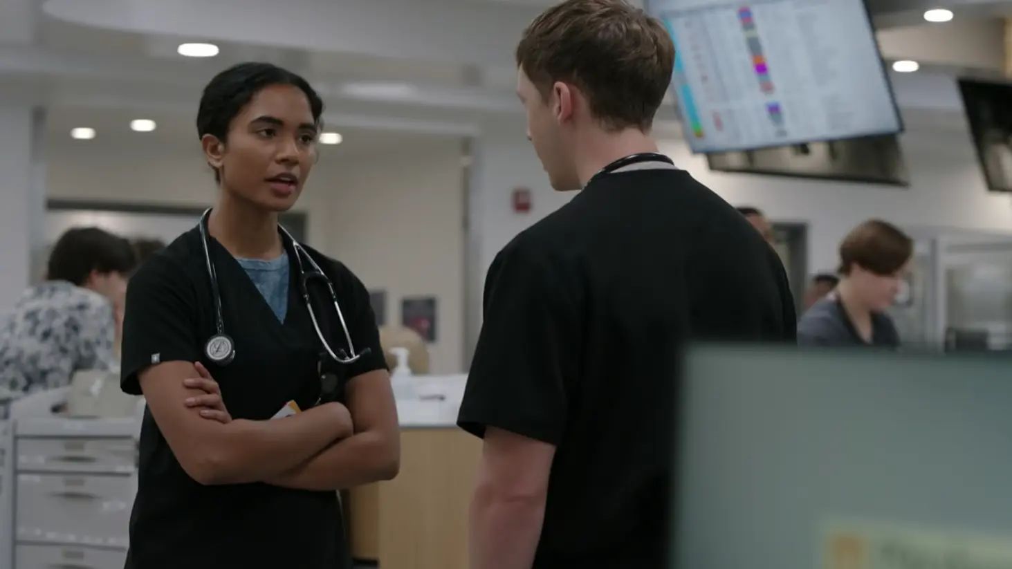 Dr. Mohan erklärt dem Medizinstudenten die Pathophysiologie des Sichelzellschmerzes.