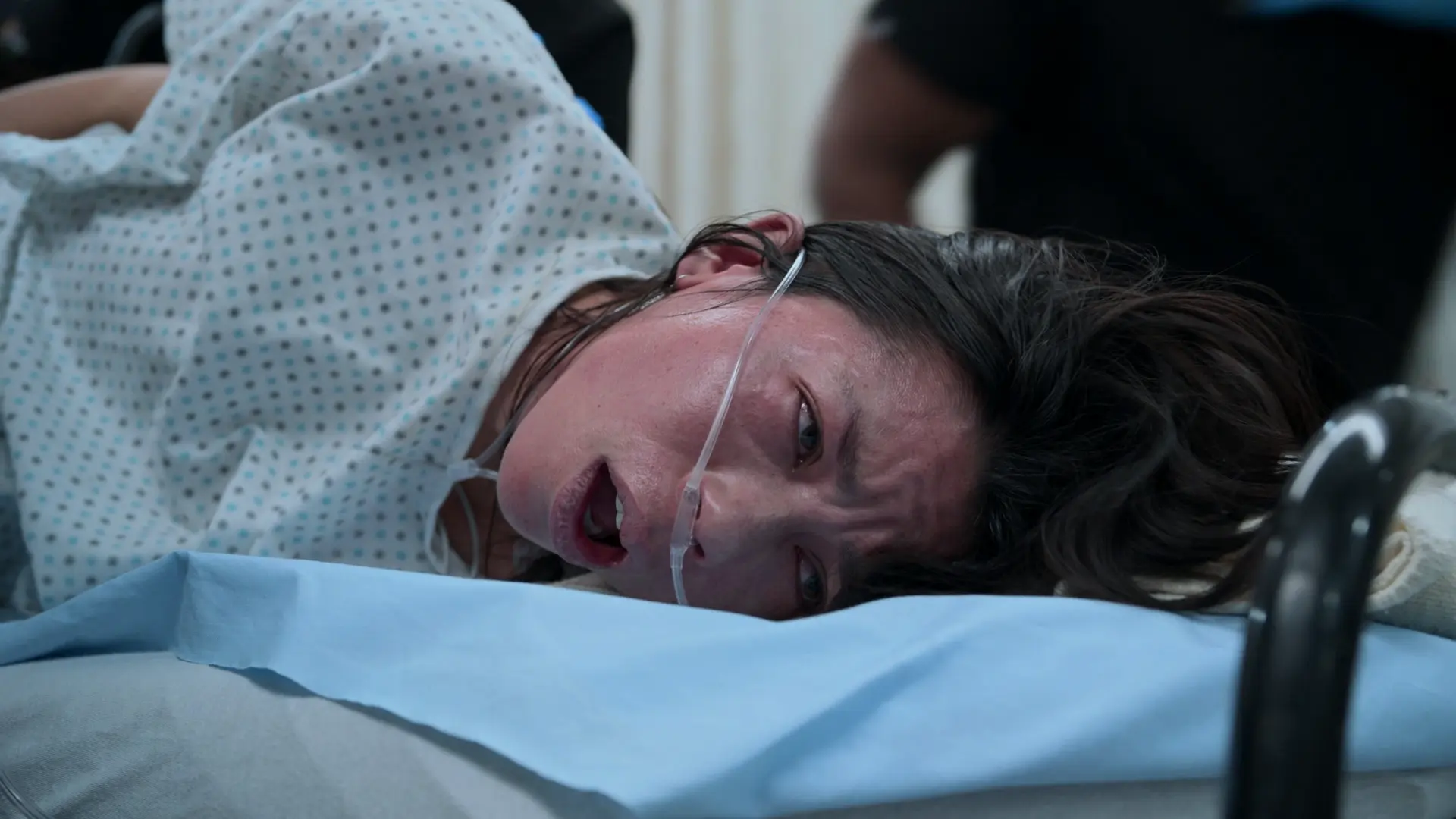 ED外傷室で活動性の子癇発作（全般性強直間代発作）を起こしている患者。