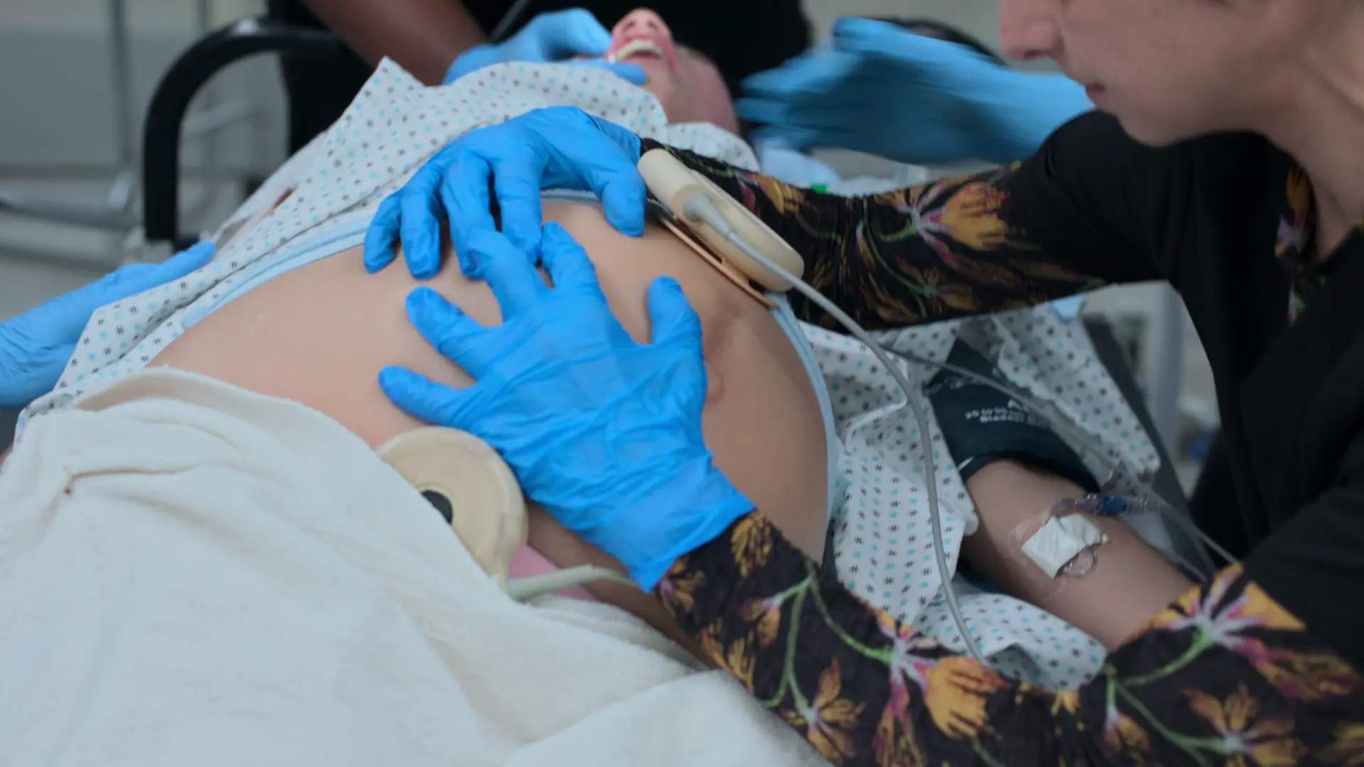 患者が挿管のために仰臥位になっている間、用手左方子宮転位（LUD）を実施するNazely。