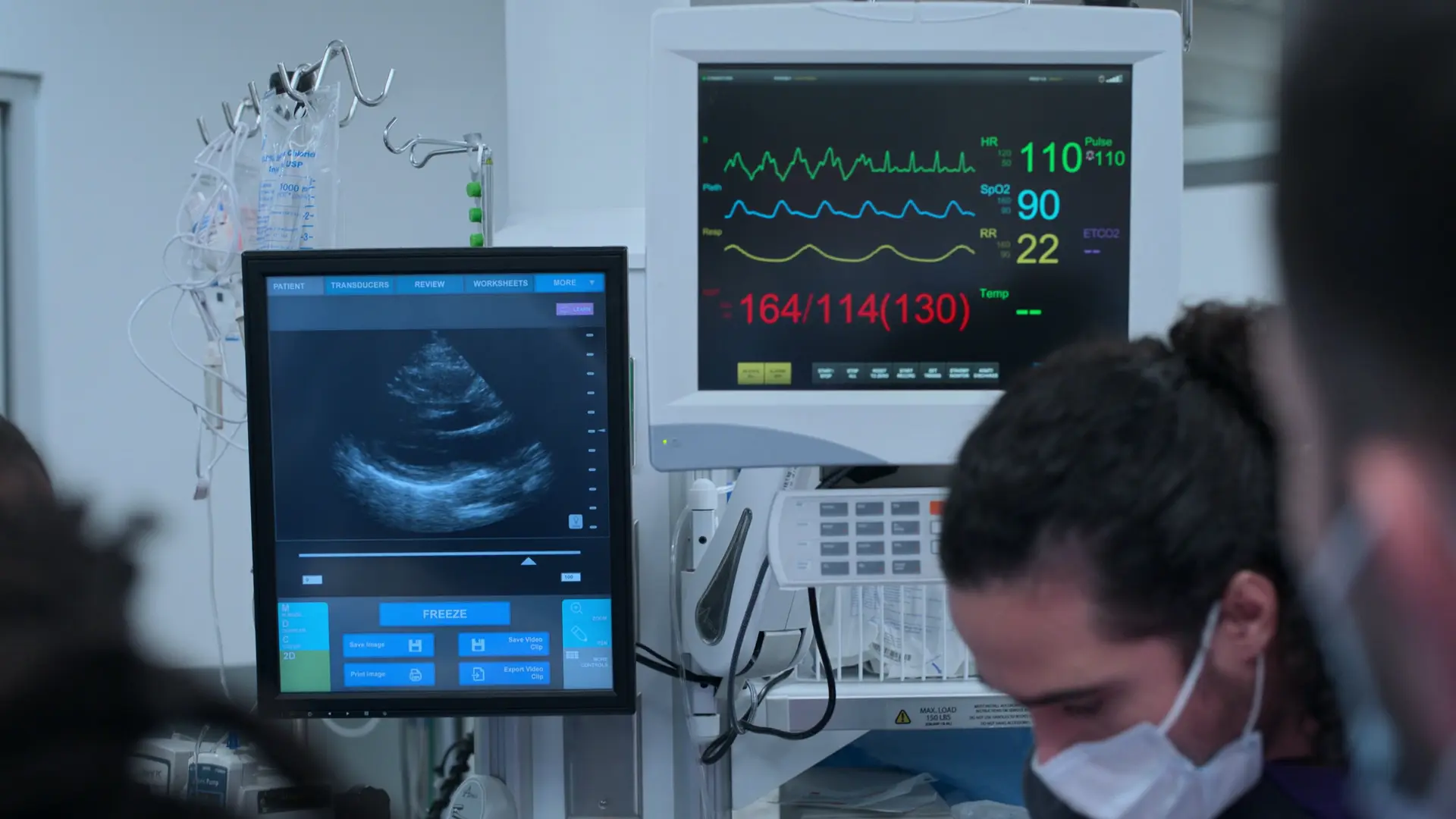 脈拍チェック中に整った洞調律を表示する心電図モニター。