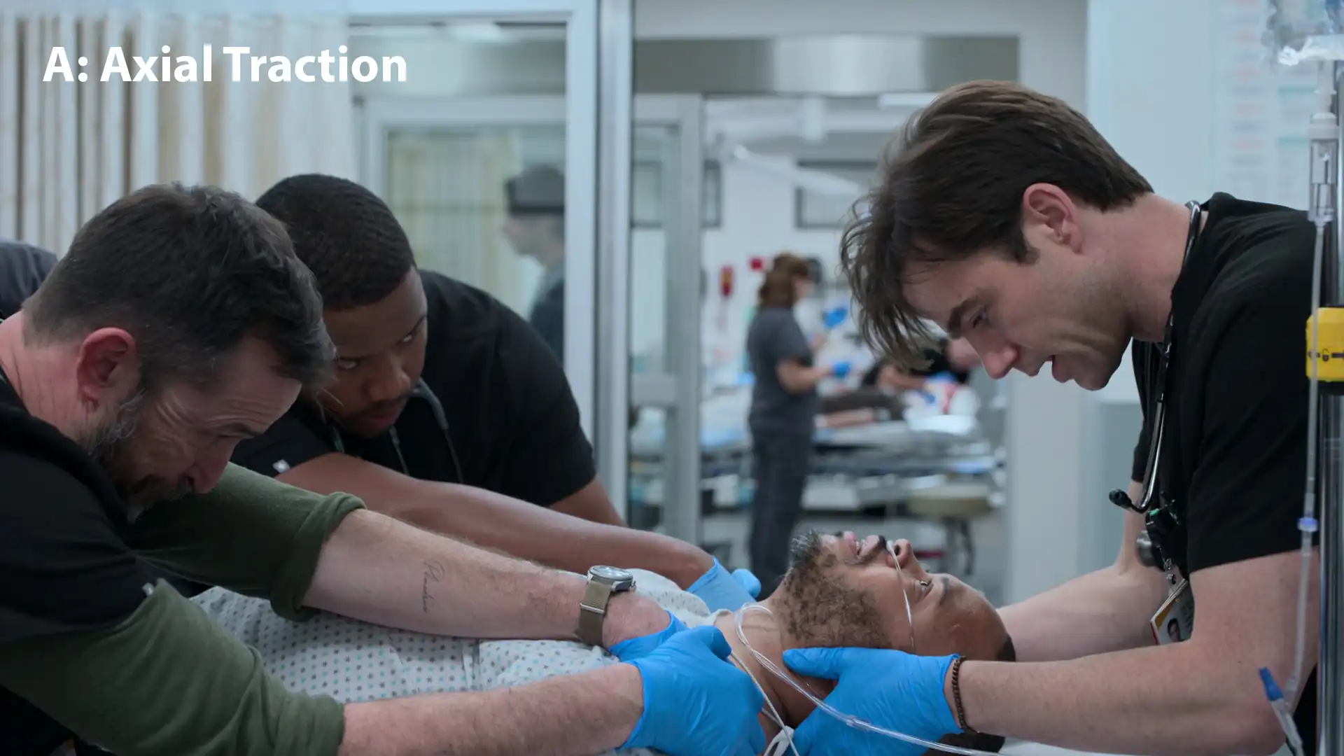 ステップA：徒手的体軸牽引。ラングドン医師が継続的な直達牽引を加え、ロビー医師とクルス医師が患者の両肩を押さえてカウンター牽引を行っている。