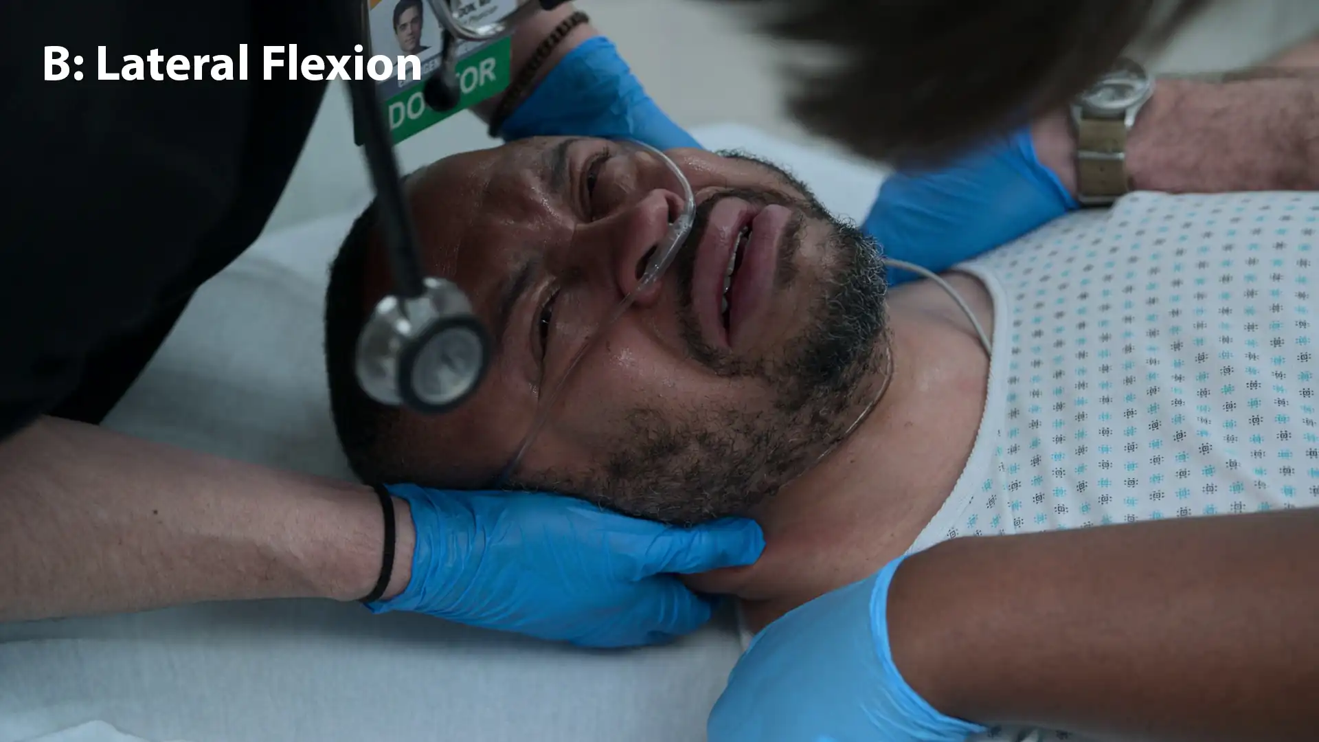 ステップB：側屈。ラングドン医師は強力な体軸牽引を維持しながら、患者の頸部を右側へ側屈させる。