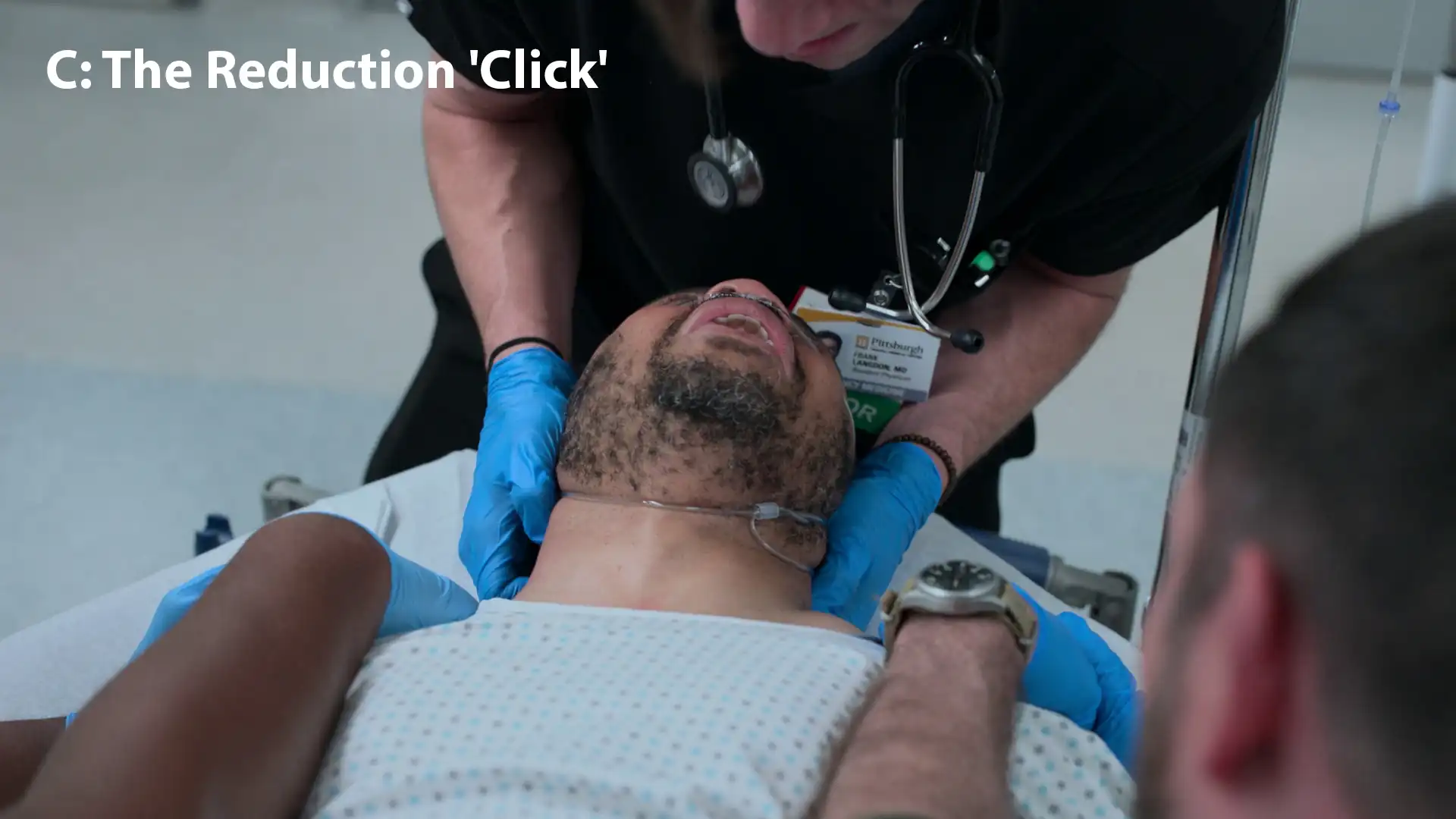 ステップC：整復の「クリック音」。ラングドン医師は整復を完了させるため、頸部を軽度伸展へと導く。