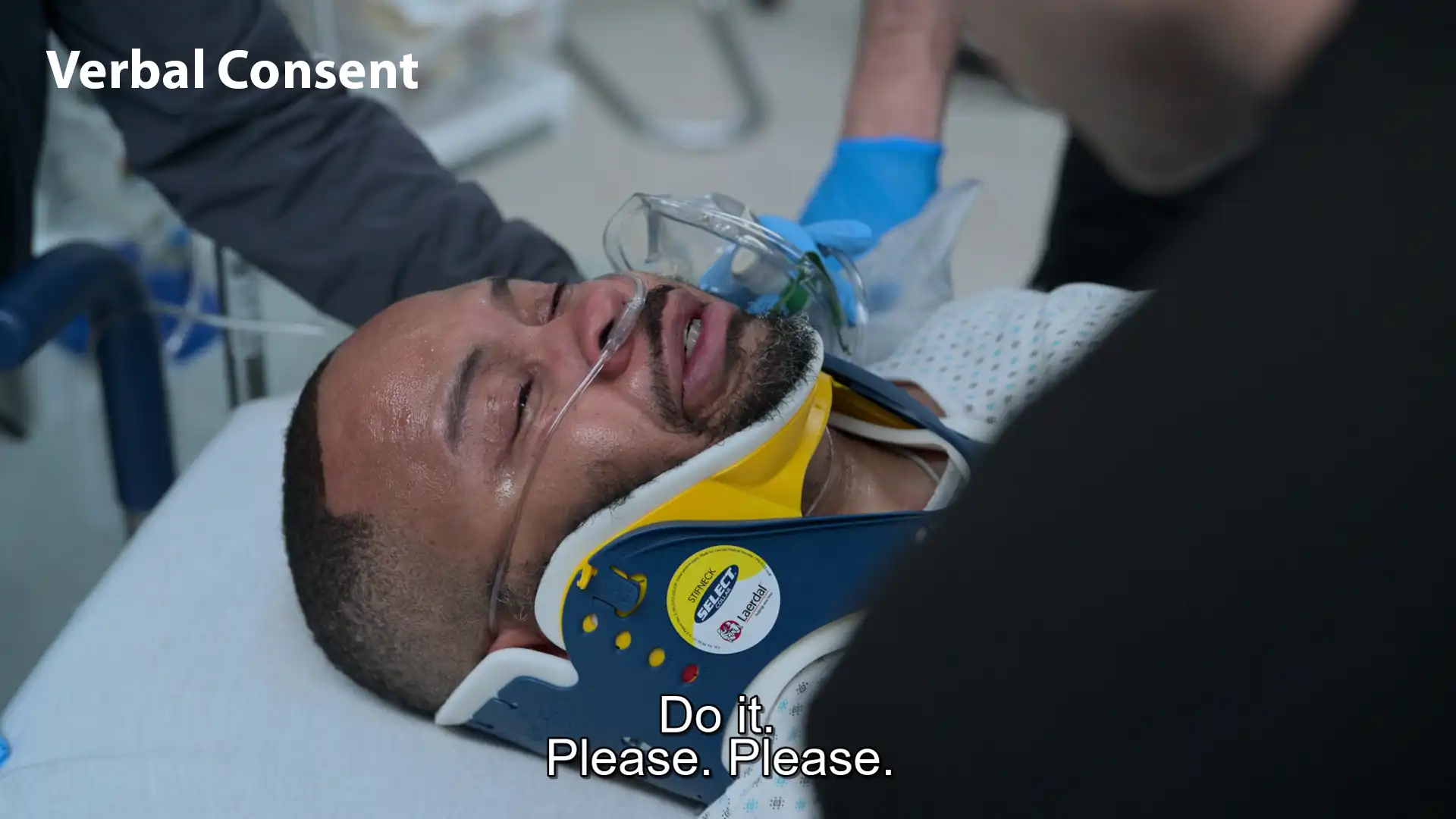 急性呼吸窮迫状態にある患者が、緊急の非観血的頸椎整復術に対して口頭でのインフォームド・コンセントを行っている。