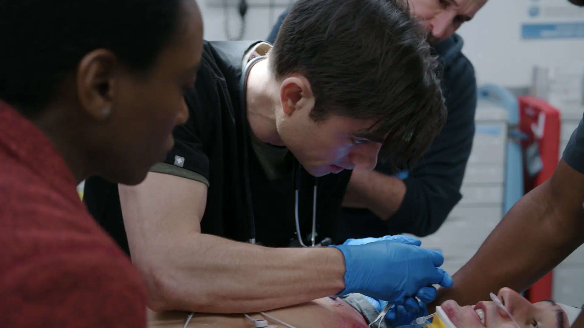 El Dr. Langdon aplicando tracción anterior utilizando una pinza de campo para reducir la luxación esternoclavicular posterior.