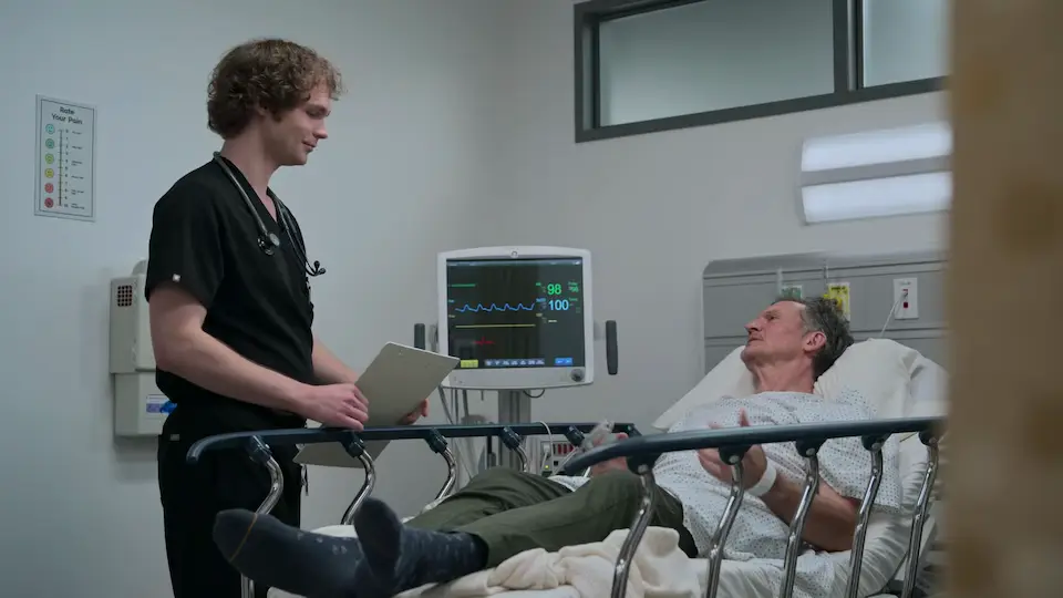 Sr. Green aguardando sua documentação de alta e receitas médicas.