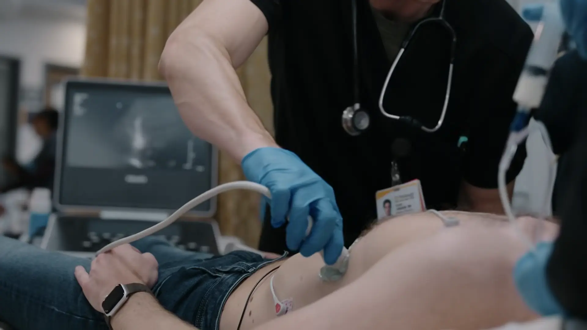 Dr. Langdon realizando ultrassonografia point-of-care (POCUS) durante a sedação procedimental.