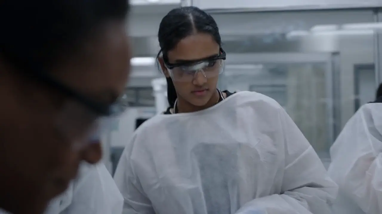 La estudiante de medicina de tercer año (MS3) Victoria Javadi colapsando en la sala de trauma.